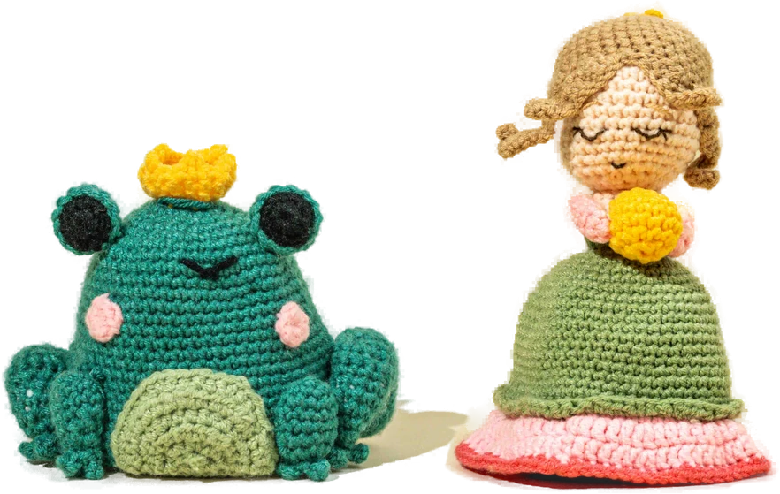 Dua karya rajutan tangan — pangeran katak hijau dan boneka berbaju hijau